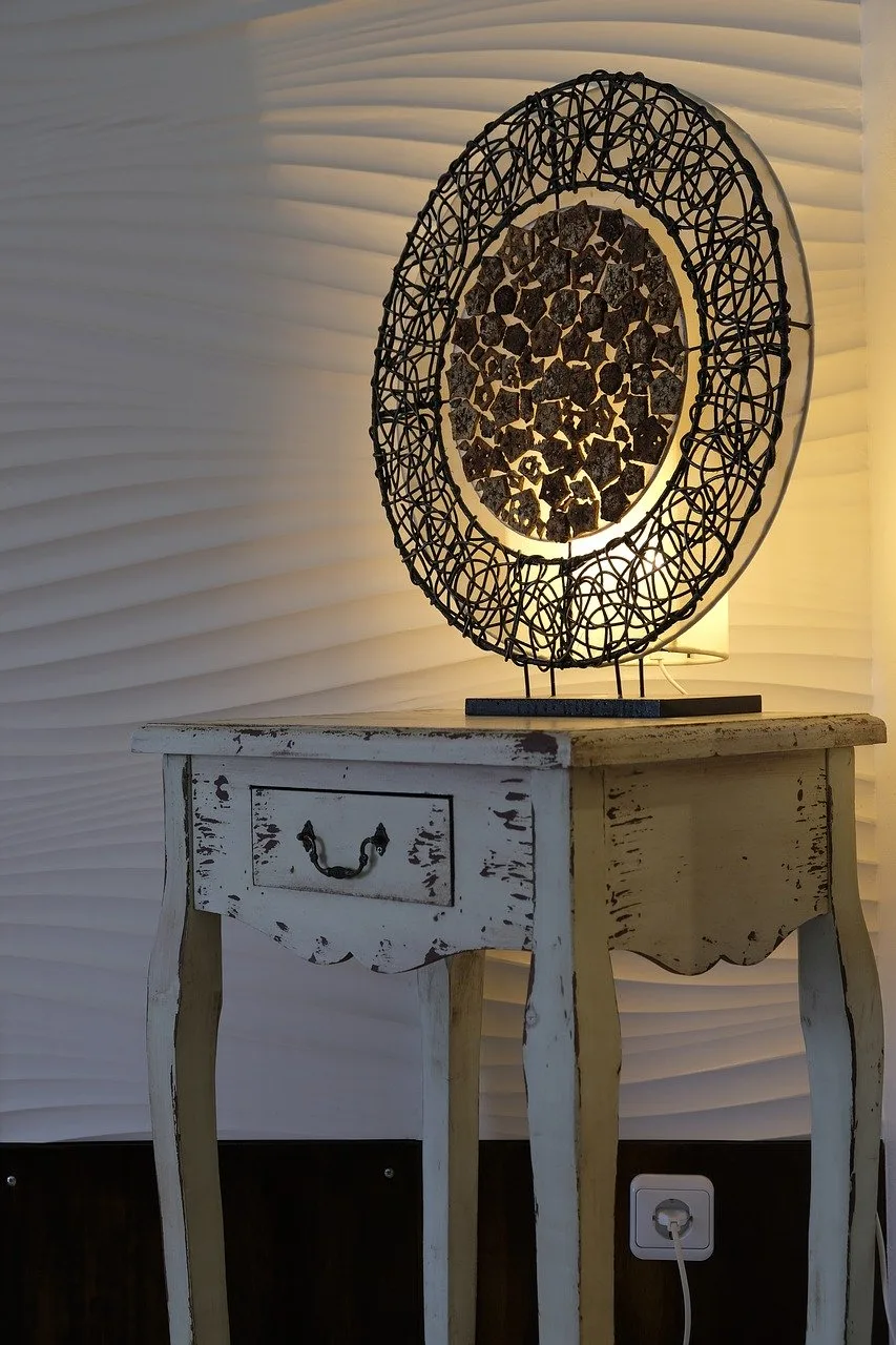 Vanha lipasto tuo makuuhuoneeseen tunnelmaa