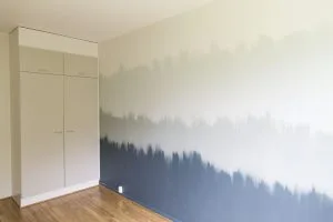 Seinän maalaus on mukavaa, kun leikittelet väreillä.