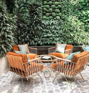 Tilanjakaja ulos erottelee istutukset ja puutarhakalusteet.